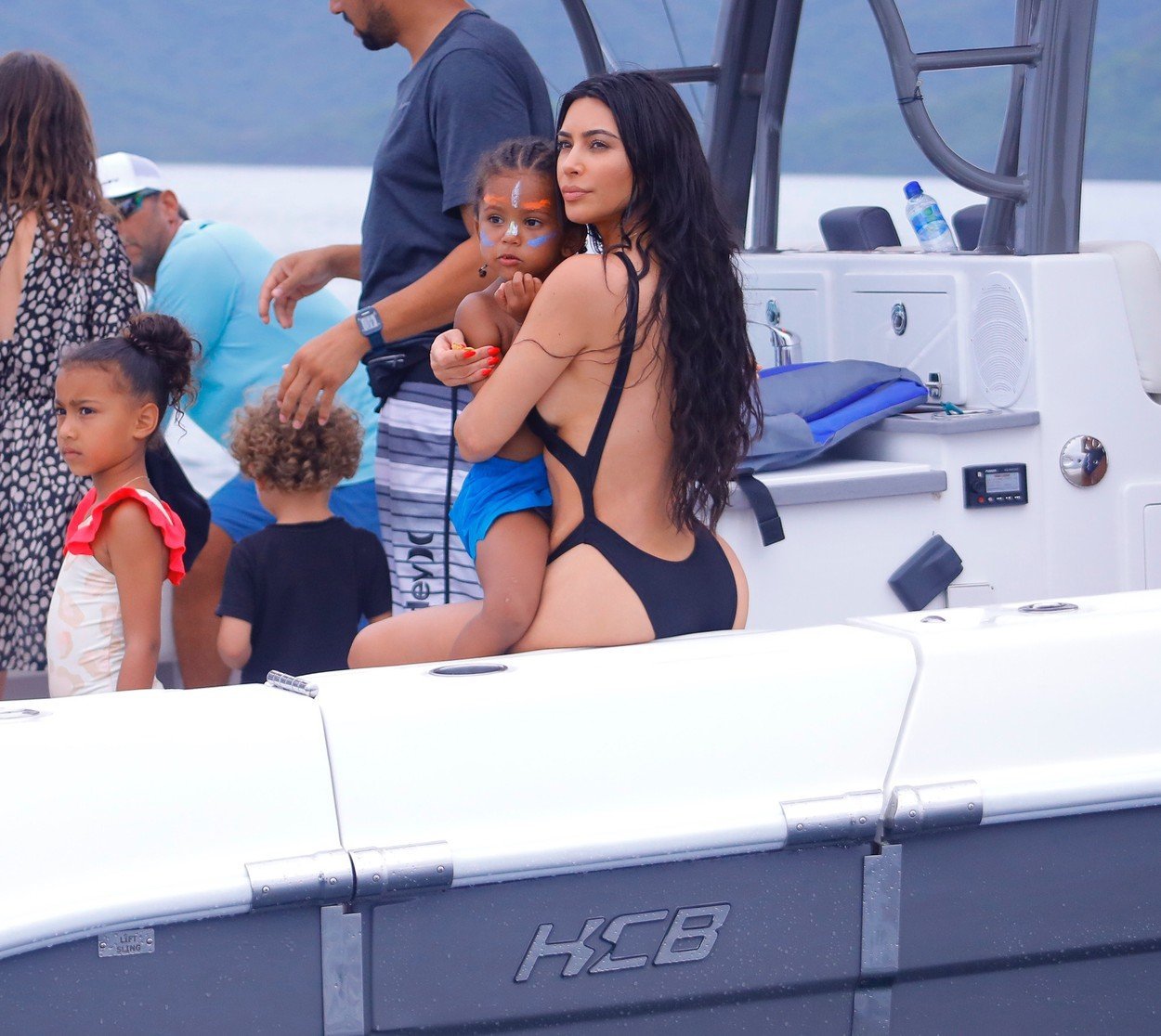 Cum a fost surprinsă Kim Kardashian în Costa Rica. Ținuta nu a lăsat loc de imaginație. FOTO - Imaginea 1