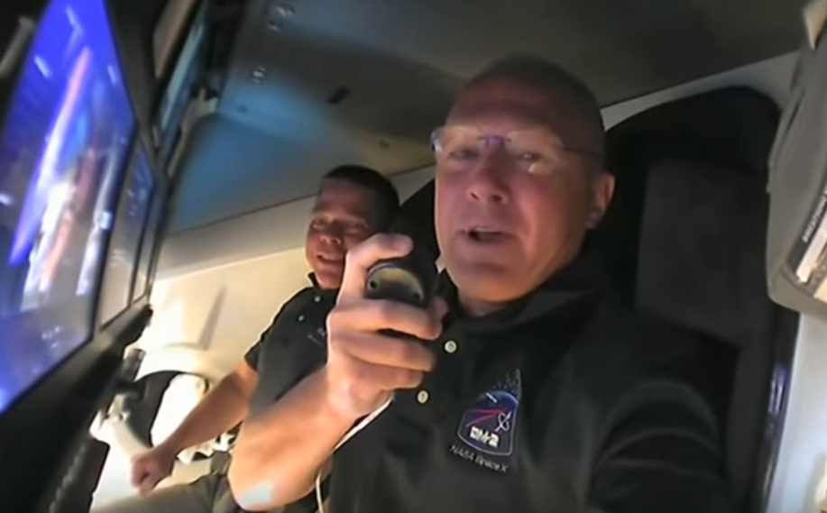 Cum arată capsula SpaceX în interior. Astronauții au ajuns în spațiu cu un „pasager clandestin”