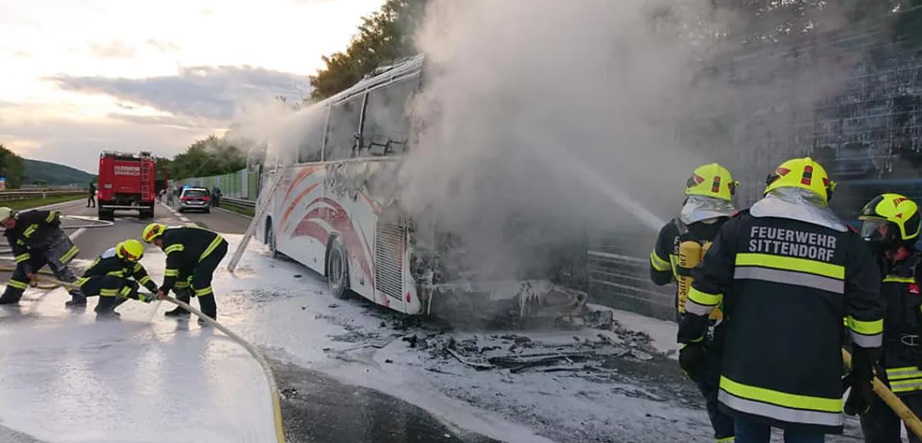 Autocar în care erau 49 de români, mistuit de flăcări pe o autostradă din Austria - Imaginea 1