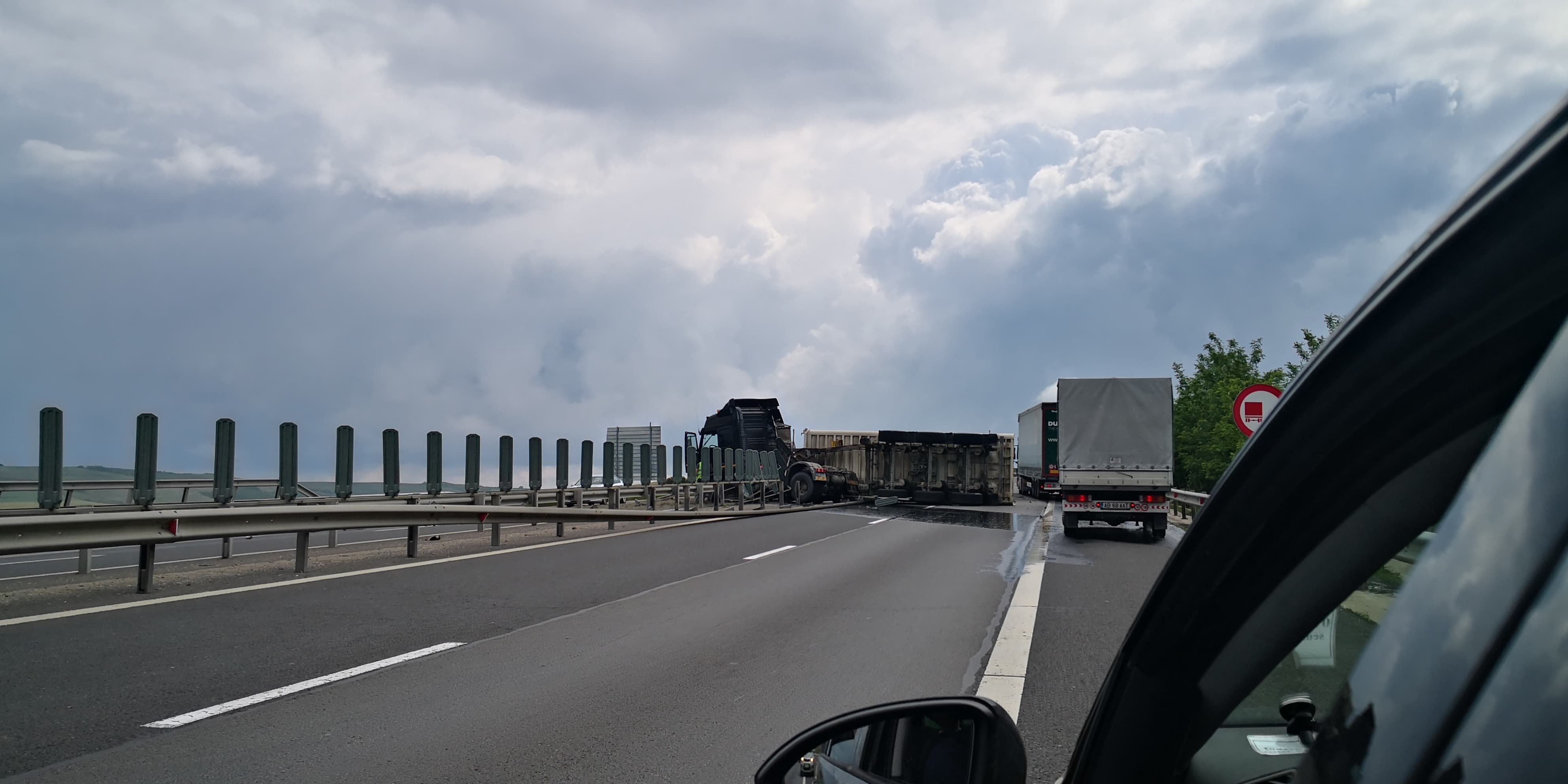 TIR răsturnat pe autostrada Sebeș - Sibiu. Vehiculul a ajuns de-a curmezișul șoselei - Imaginea 6