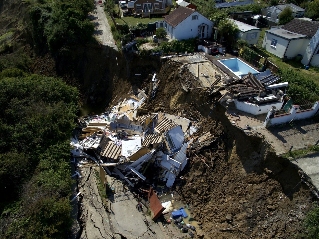 Imagini dramatice: o casă s-a prăbușit de pe stâncă. O mamă cu 5 copii a rămas pe drumuri - Imaginea 4