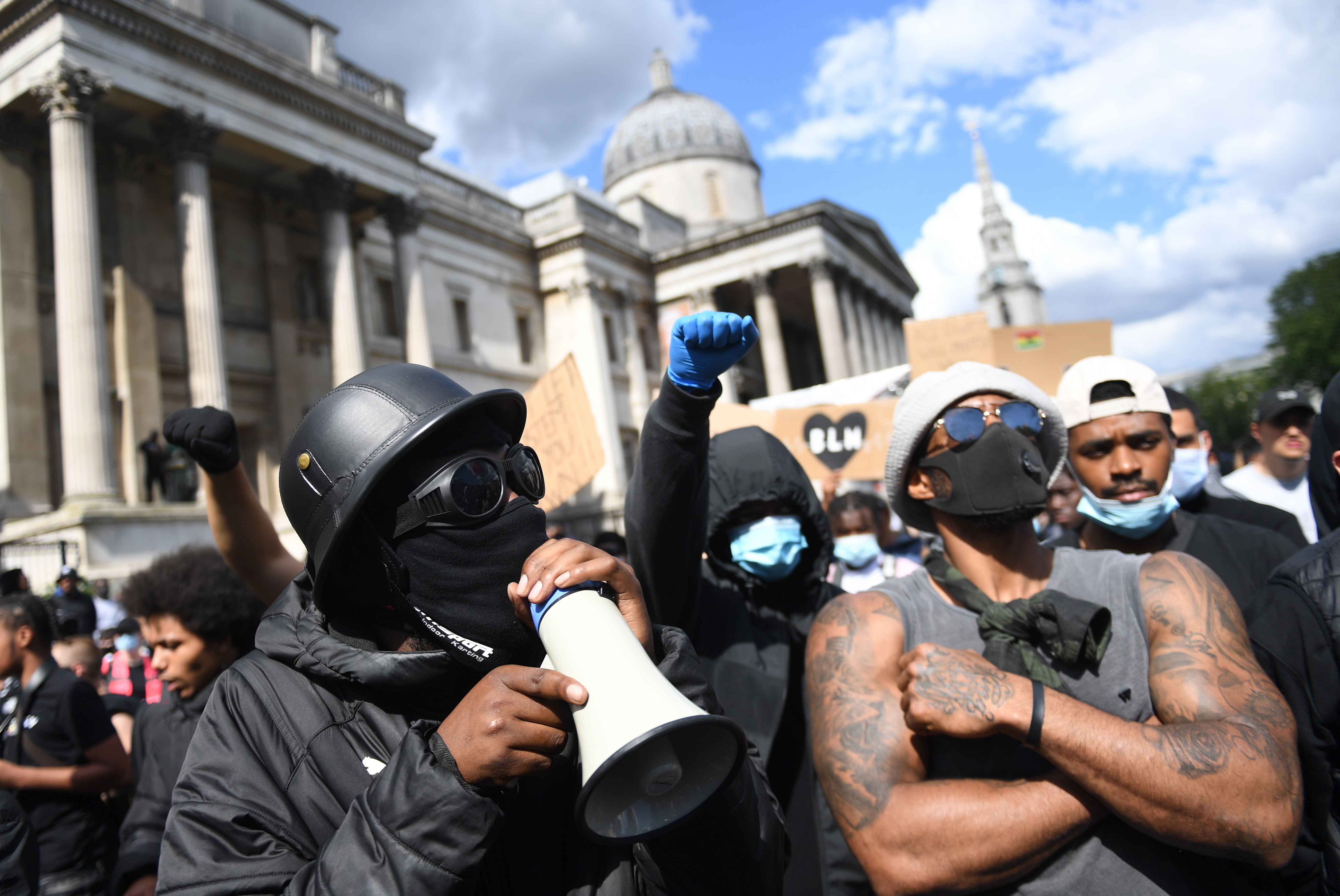 ”Black Lives Matter”, imaginile zilei. Un protestatar de culoare salvează un extremist alb - Imaginea 12
