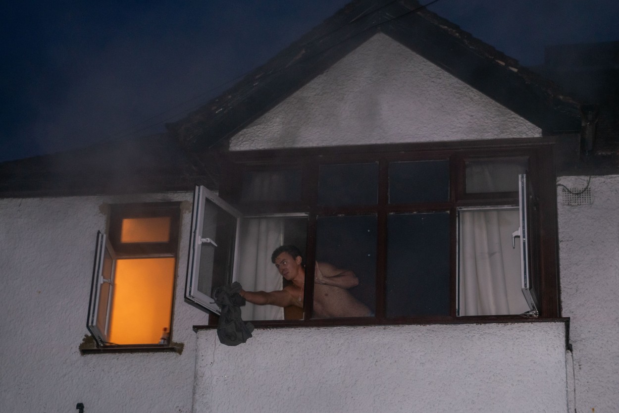 Un român din UK a intrat dezbrăcat într-o clădire în flăcări ca să își salveze vecinul - Imaginea 2