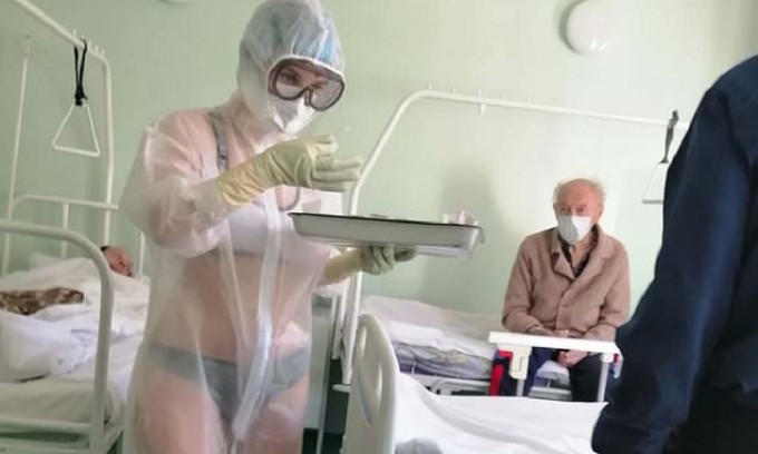 Asistenta din Rusia, care a îngrijit pacienți în lenjerie intimă, va deveni prezentatoare tv