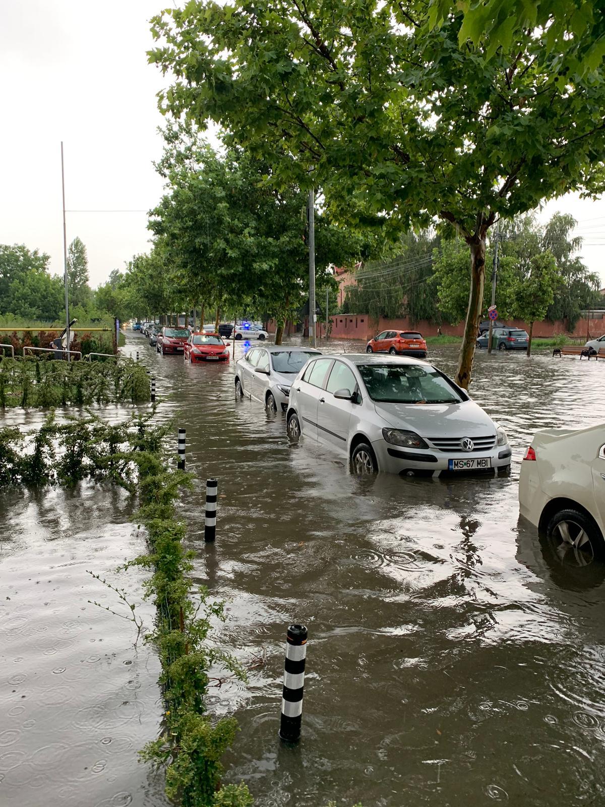 Furtuna a făcut ravagii în București și Ilfov. Pasaje, intersecții și bulevarde, inundate - Imaginea 4