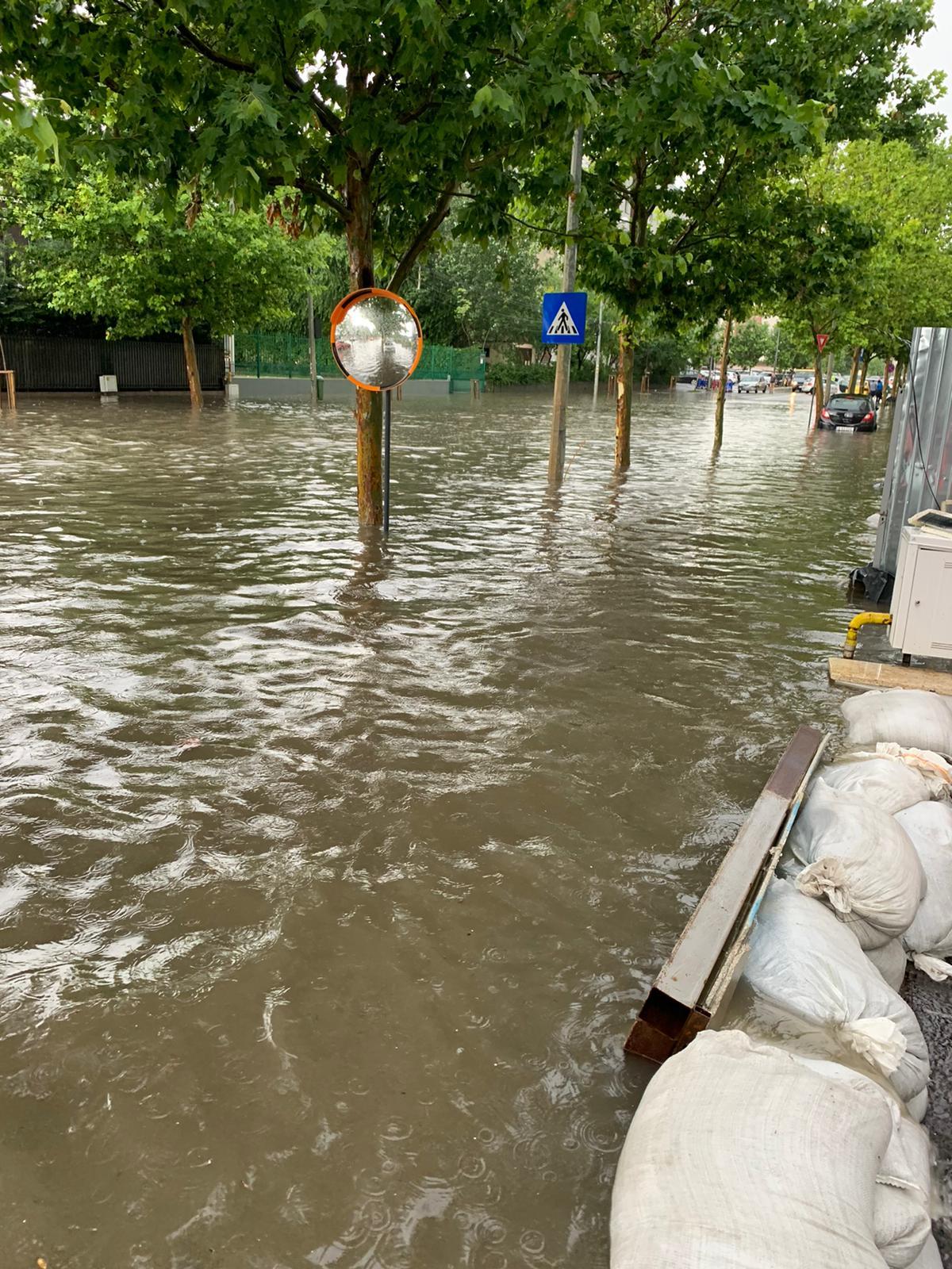 Furtuna a făcut ravagii în București și Ilfov. Pasaje, intersecții și bulevarde, inundate - Imaginea 3