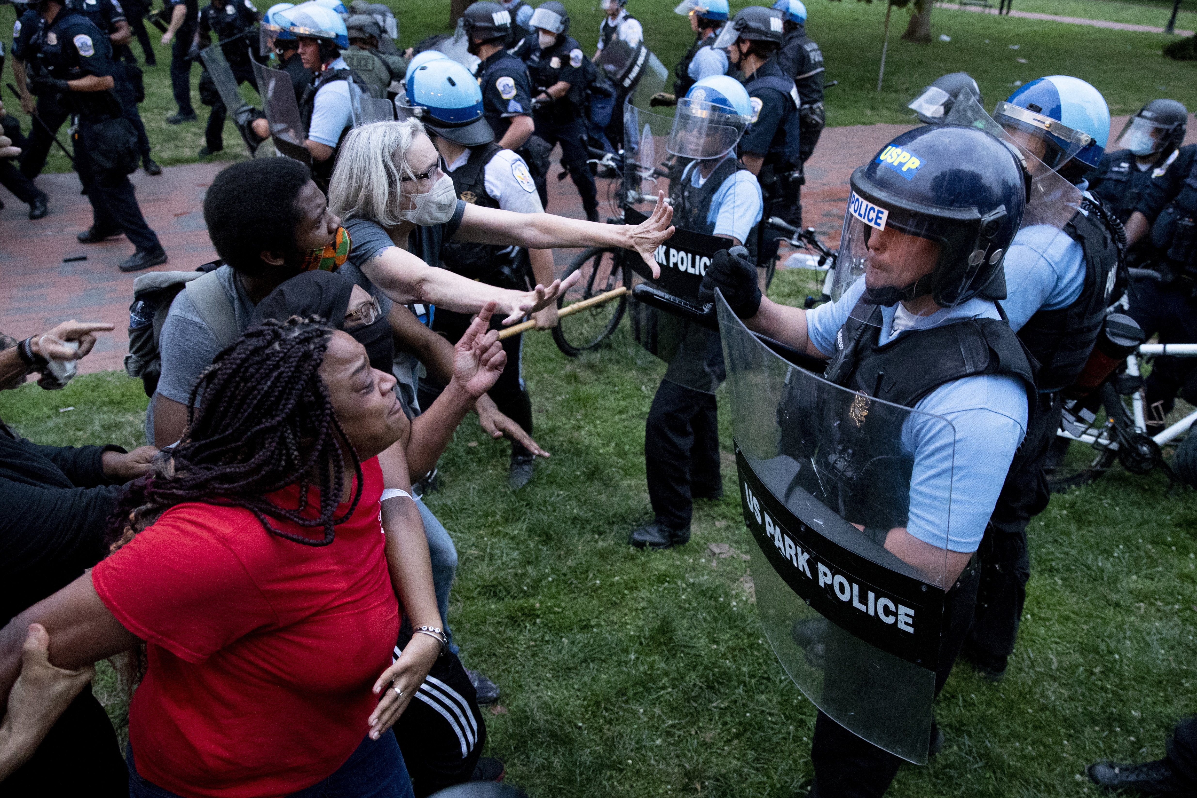 Violențe lângă Casa Albă. Protestatarii au vrut să dărâme statuia președintelui Jackson - Imaginea 1