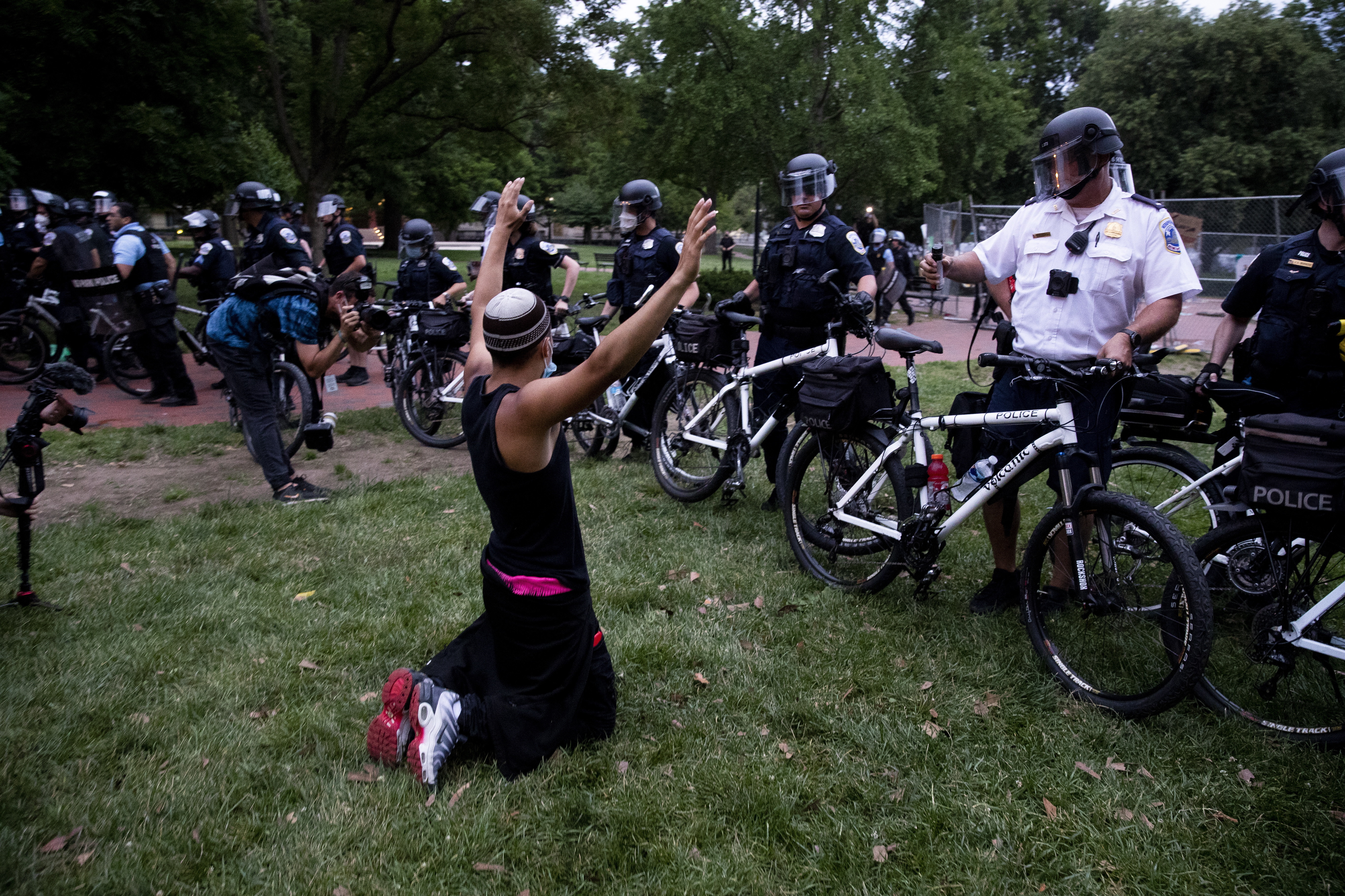 Violențe lângă Casa Albă. Protestatarii au vrut să dărâme statuia președintelui Jackson - Imaginea 2