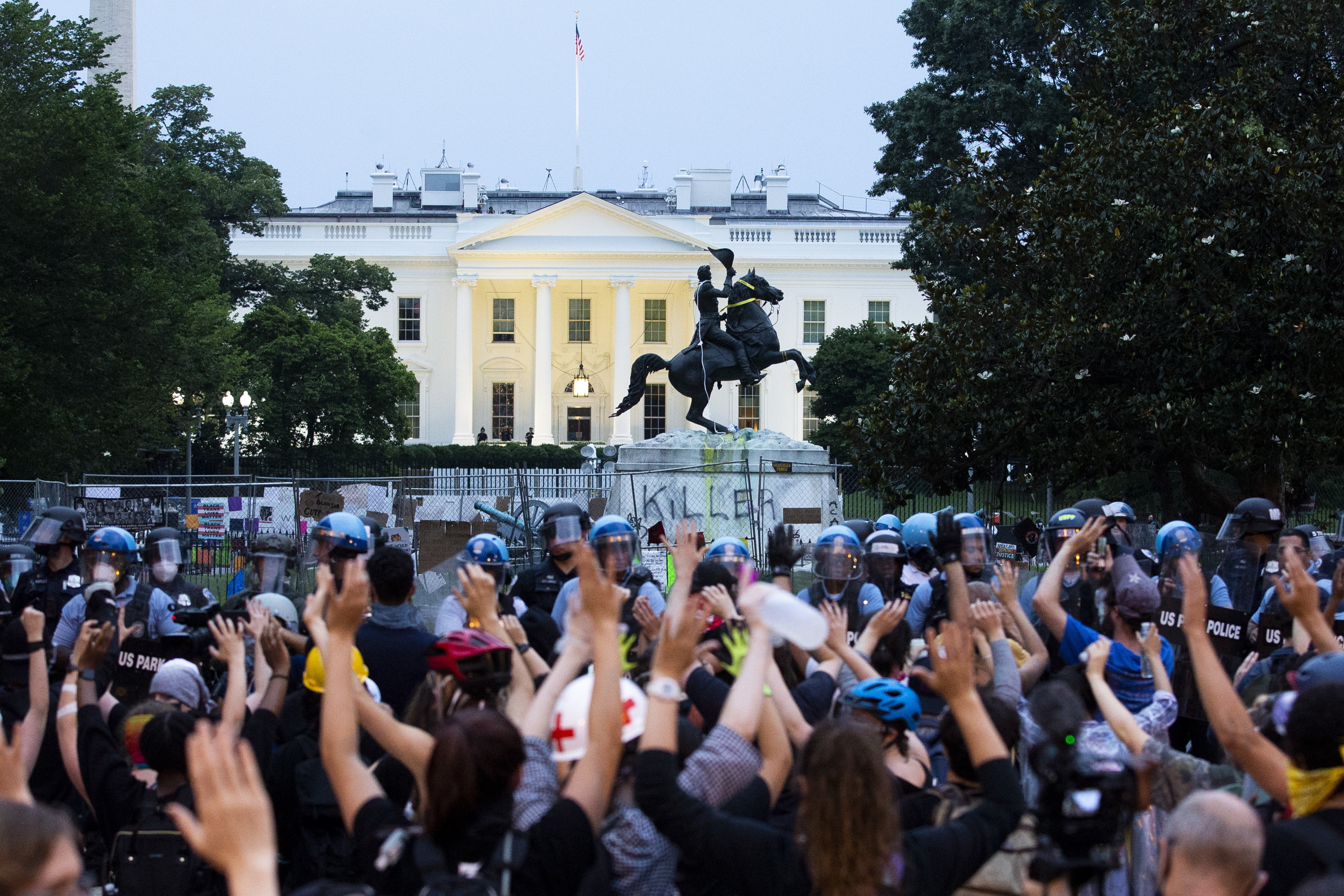 Violențe lângă Casa Albă. Protestatarii au vrut să dărâme statuia președintelui Jackson - Imaginea 3