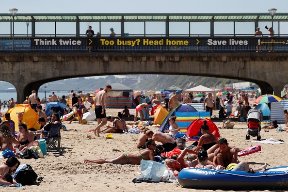 Mii de oameni s-au înghesuit pe plajă în Marea Britanie. Autoritățile se tem de un al doilea val de Covid - Imaginea 1