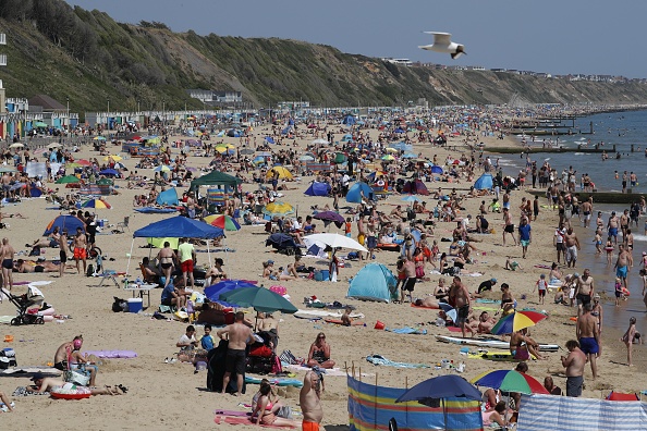 Mii de oameni s-au înghesuit pe plajă în Marea Britanie. Autoritățile se tem de un al doilea val de Covid - Imaginea 3
