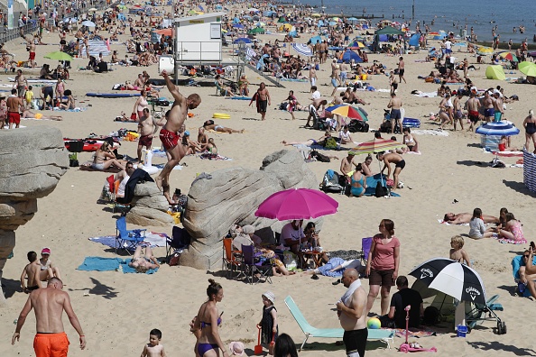 Mii de oameni s-au înghesuit pe plajă în Marea Britanie. Autoritățile se tem de un al doilea val de Covid - Imaginea 4
