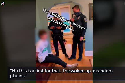 Video viral. Trei polițiști au încătușat un tânăr băut care a intrat noaptea în casa lor și a adormit
