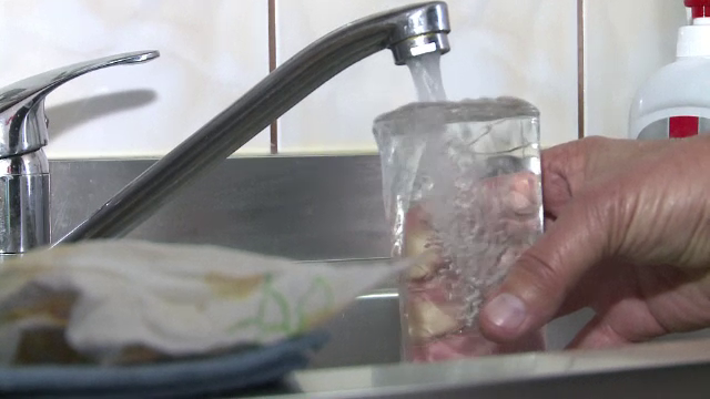 Românii risipesc apa în timp ce alții învață de mici să fie chibzuiți. Consumăm cu 50% mai mult decât avem nevoie