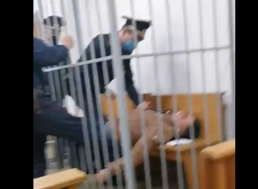 Un opozant din Belarus, Stepan Latypov, s-a înjunghiat în gât în timpul procesului său