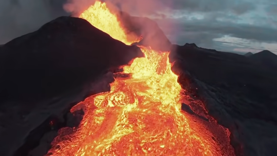 Momentul în care o dronă a fost înghițită de lava unui vulcan devenit activ după 6.000 de ani