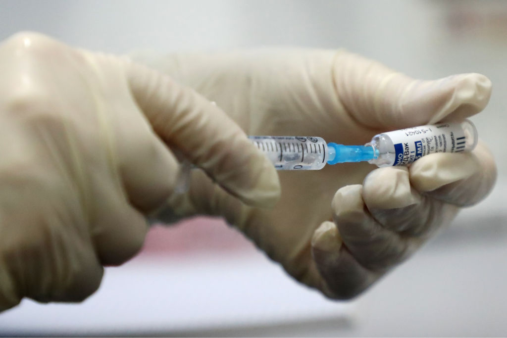 Un nou efect advers al vaccinurilor este monitorizat de experți. Cum este afectată menstruația femeilor