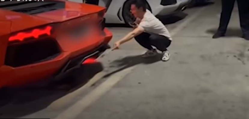 Ce s-a întâmplat după ce un bărbat a încercat să frigă carne la țeava de eșapament a unui Lamborghini de 1 milion de dolari