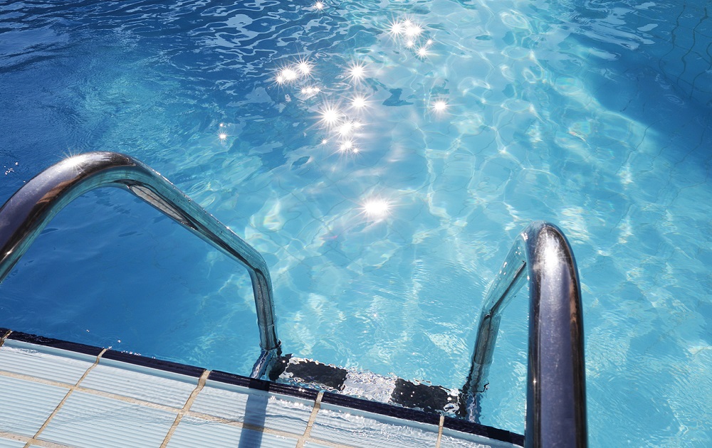 Zece copii au fost intoxicaţi cu clor în piscina unui complex hotelier din Mamaia