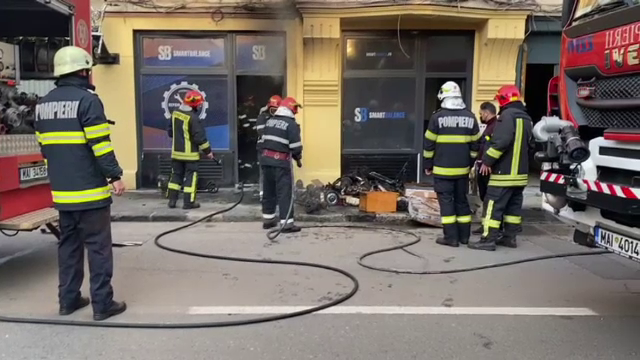 Panică pe o stradă din Capitală. Un magazin de trotinete a luat foc