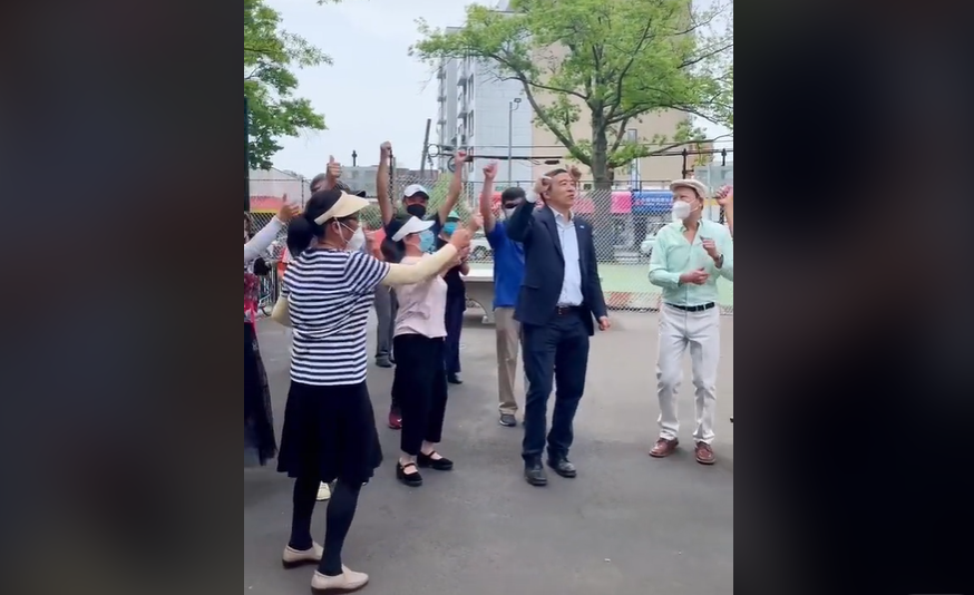 VIDEO Un candidat la Primăria New York dansează pe manele alături de susținătorii săi