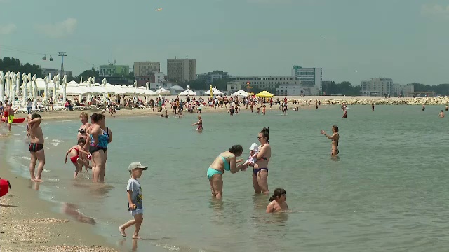 Turiștii s-au bucurat de plajă în primul weekend de vară. „Am auzit că s-a lăţit plaja”