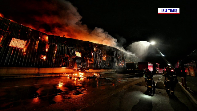Incendiu de proporții în apropiere de Timișoara. O fabrică de frigidere a fost cuprinsă de flăcări. GALERIE FOTO