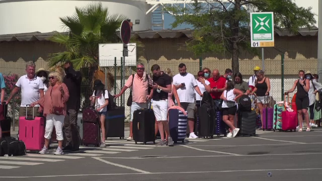 Mii de turiști britanici, aflați în concediu în Portugalia, au luat cu asalt aeroporturile, pentru a evita carantina