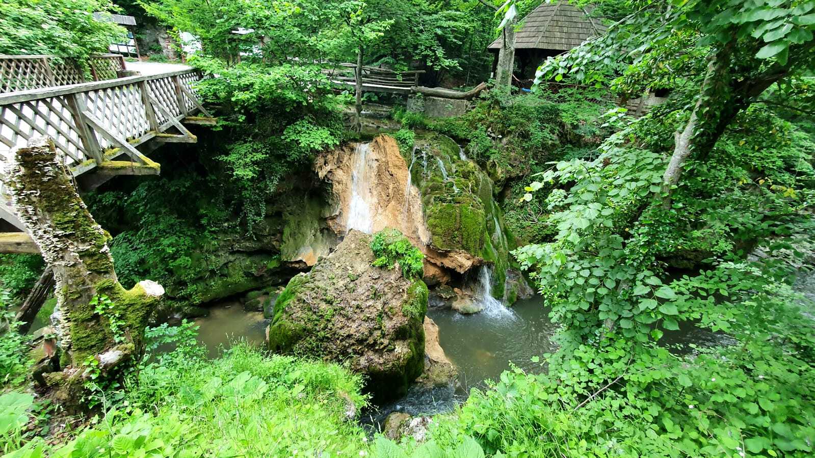 Romsilva: Cascada Bigăr se va regenera în timp, prin depunerea unor noi straturi de muşchi pietrificat