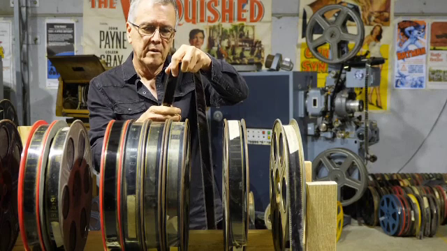 Un bărbat din Australia colecționează echipamente de proiecție cinematografică vechi de 100 de ani