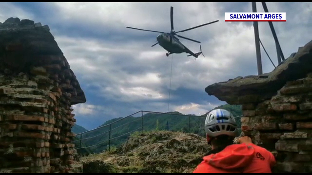 Operațiune inedită. Salvamontiști au apelat la ajutorul unui elicopter pentru a moderniza Cetatea Poenari