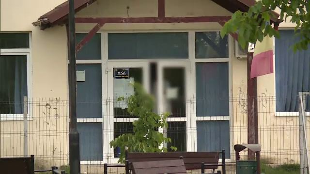 Caz șocant la o școală din Ilfov. O fată de 15 ani a băut până aproape de comă alcoolică și a fost închisă în sala de sport