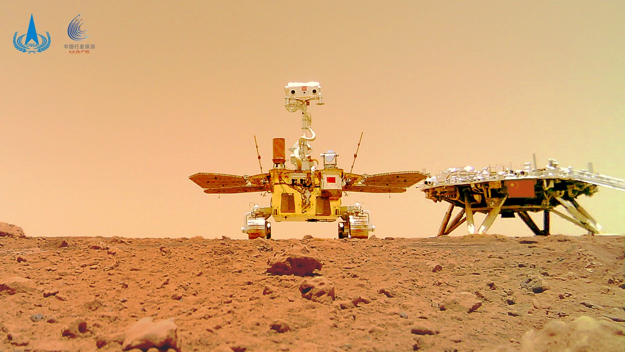 Noi imagini spectaculoase surprinse de robotul trimis de China pe Marte
