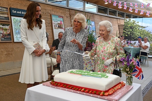 Regina Elisabeta a II-a a tăiat un tort cu o sabie. Ce le-a spus celor prezenți încât a stârnit hohote de râs - Imaginea 1