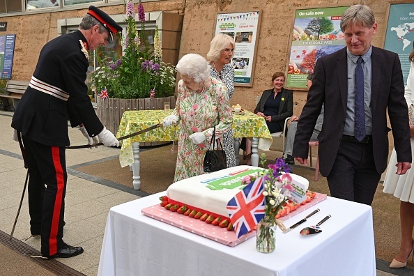 Regina Elisabeta a II-a a tăiat un tort cu o sabie. Ce le-a spus celor prezenți încât a stârnit hohote de râs - Imaginea 3