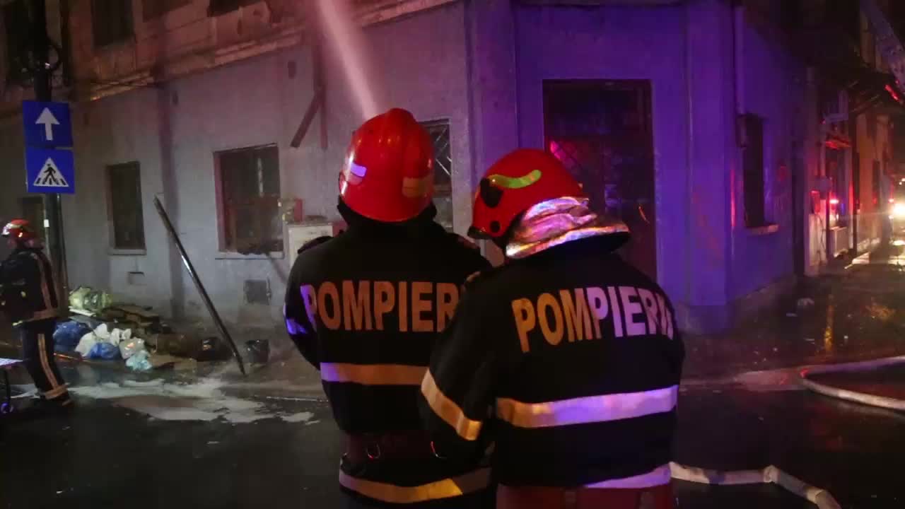 Incendiu puternic în București. Un bărbat a murit, mai multe persoane au fost evacuate