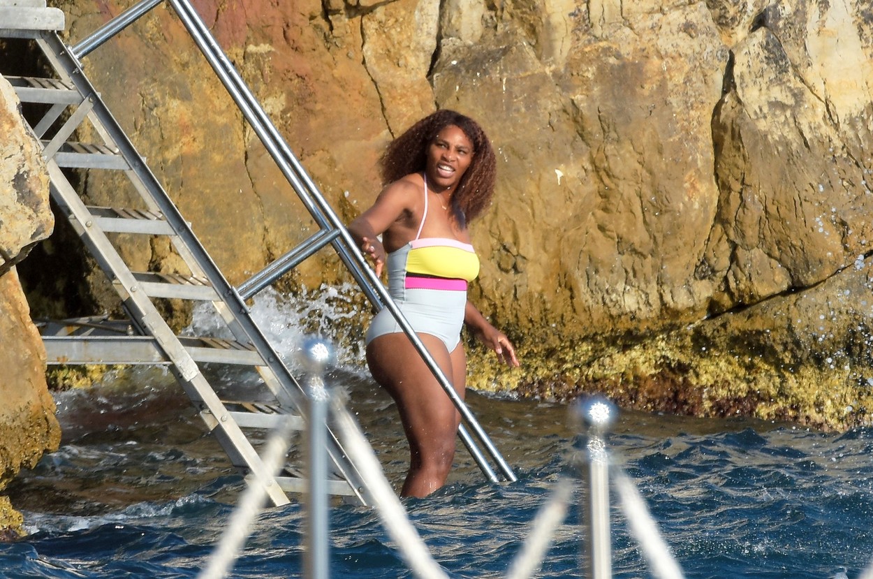 Serena Williams, surprinsă cu familia la plajă, în Franța (Galerie foto)