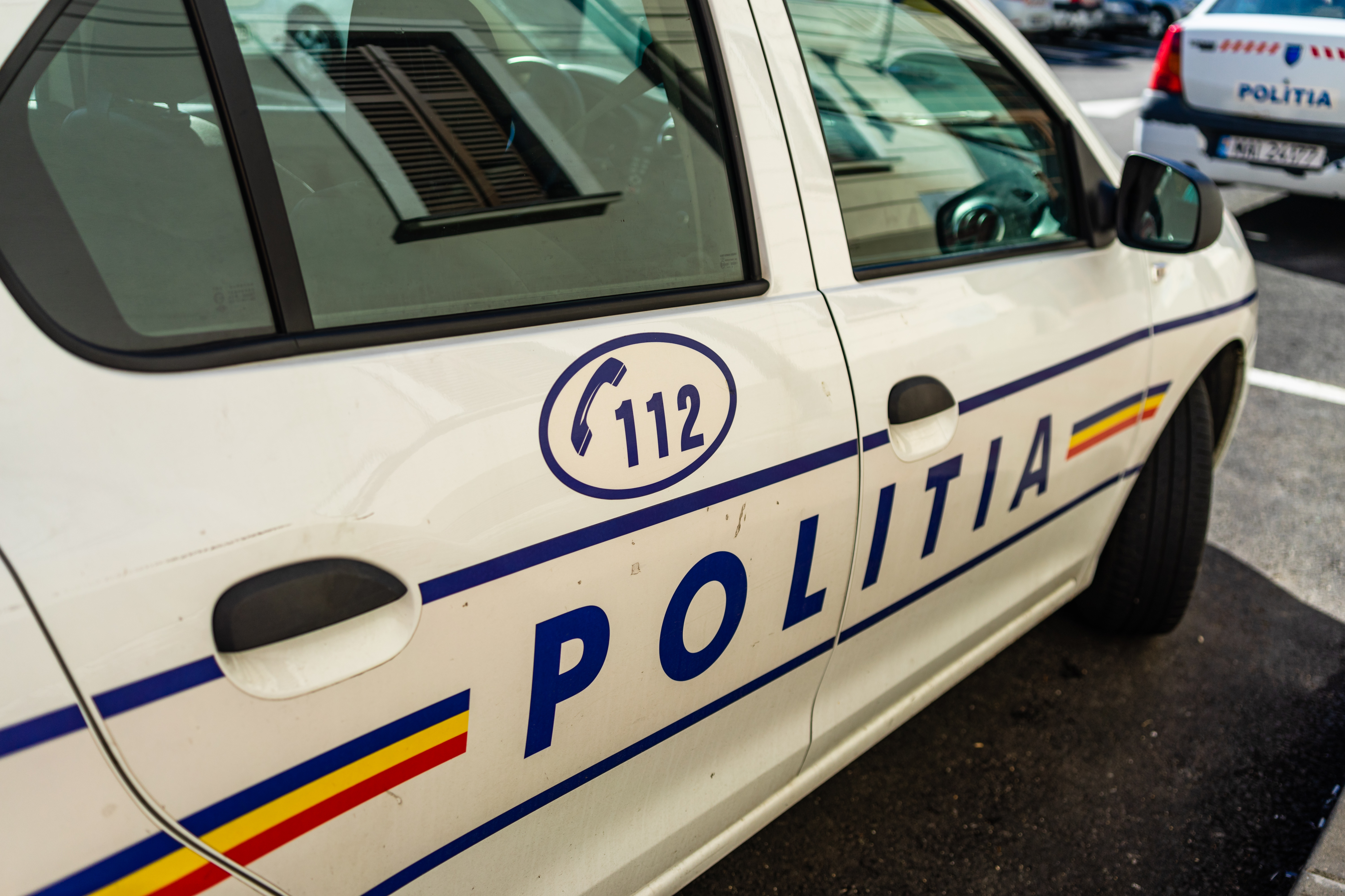Doi adolescenţi care au furat o maşină, prinşi de poliţişti, după o urmărire de aproximativ 40 de kilometri