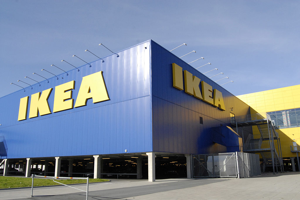 Zeci de oameni au petrecut o noapte într-un magazin IKEA, din Danemarca, din cauza ninsorilor abundente. VIDEO
