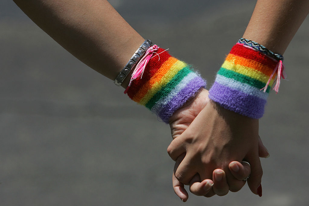 Judecător român, despre comunitatea gay: O mână de imberbi. Nu le creşte barba şi nu se hotărăsc dacă să poarte sau nu sutien