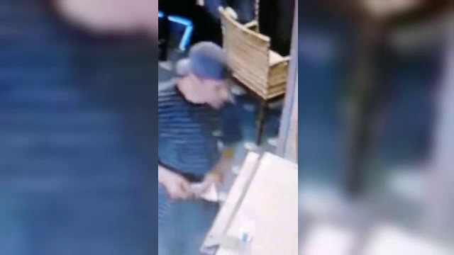 VIDEO. Momentul în care un hoț fură un telefon într-un bar din Piatra Neamț