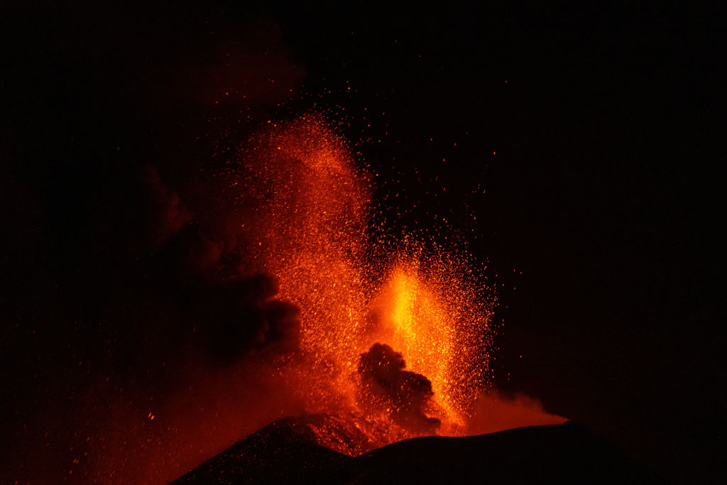 Vulcanul Etna a oferit un nou spectacol terifiant. Exploziile s-au auzit de la 45 km distanță