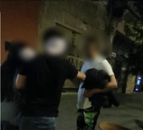 VIDEO. Tineri amenințați cu cuțitul la o terasă din centrul Clujului. „În trei minute te tai”
