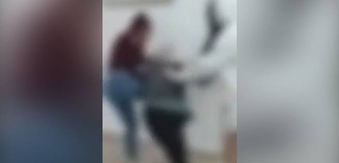 O elevă din Sânnicolau Mare, agresată de două colege. Poliţia a deschis dosar penal. VIDEO