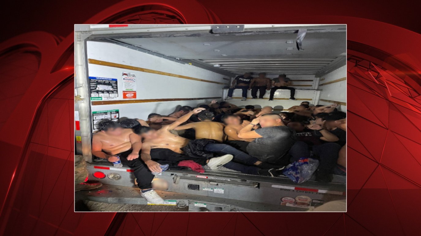 33 de migranți „aproape decedați” au fost găsiți încuiați într-o camionetă, în Texas