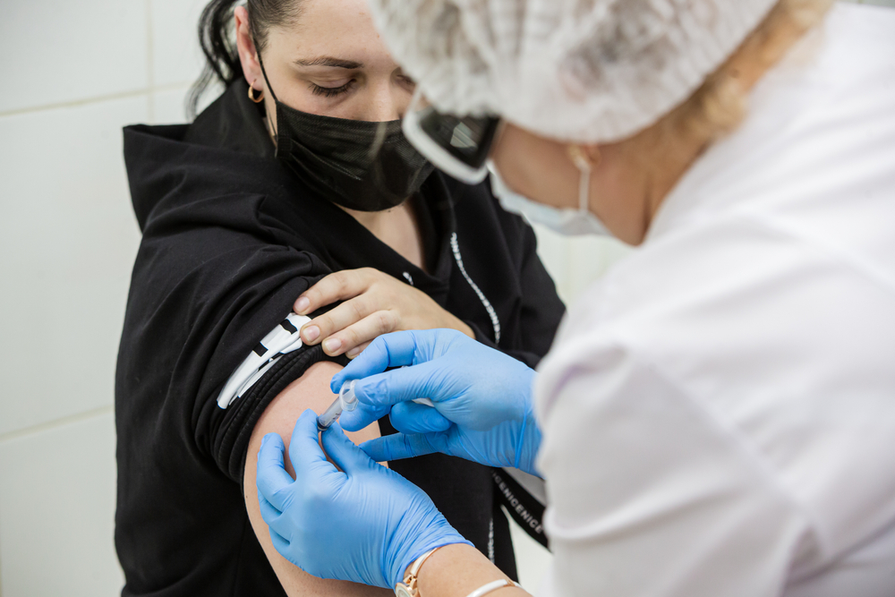 Rusia a impus vaccinarea obligatorie a angajaților din mai multe sectoare. Ce pățesc cei care refuză