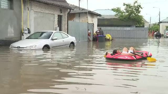 Ciclonul din Marea Neagră aduce inundații în România. În Galați, oamenii au ieșit cu barca pe străzi