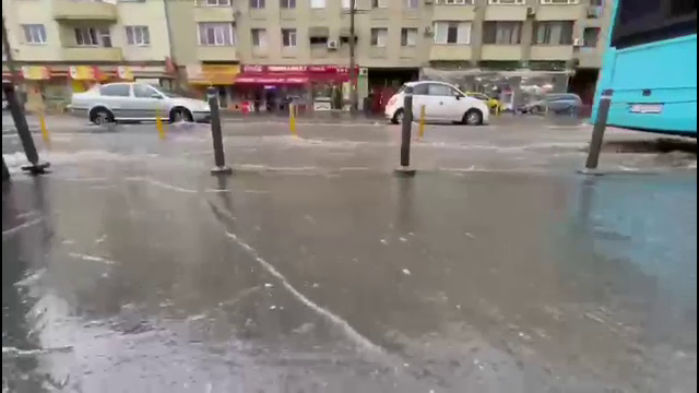 Mai mult străzi din Capitală au fost inundate în urma ploilor torențiale. Oamenii au fost avertizați prin mesaje RO-Alert