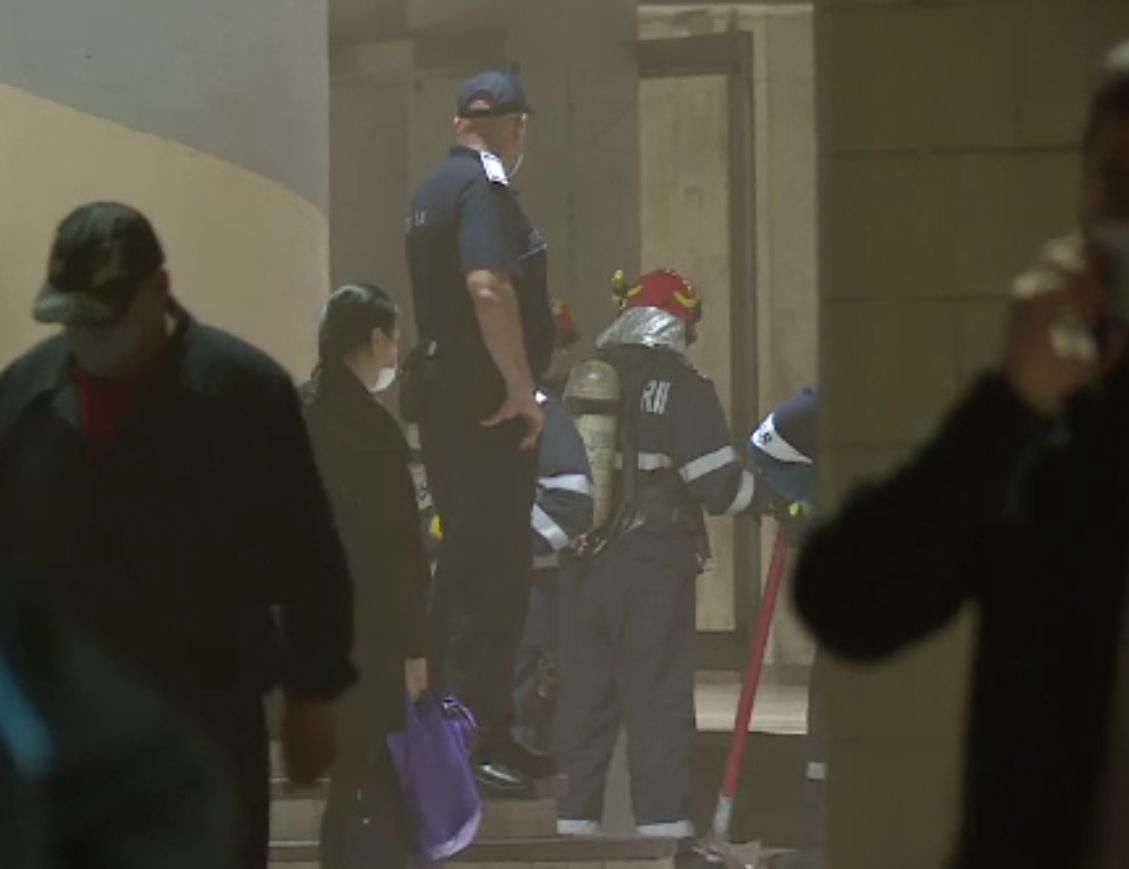Incident la metrou. Călătorii au fost evacuați după ce Piața Victoriei a fost invadată de fum