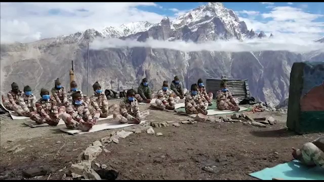 Mai mulți polițiști au făcut yoga la granița dintre India și Tibet, de ziua internațională a acestei practici